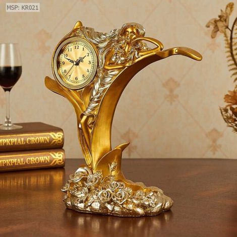 Kệ rượu Thiếu nữ bên đồng hồ